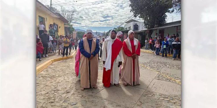 Foto: Grupo Pasión de Cristo Tlalixtac de Cabrera. // La entrada triunfal de Jesús en Jerusalén en el Domingo de Ramos.