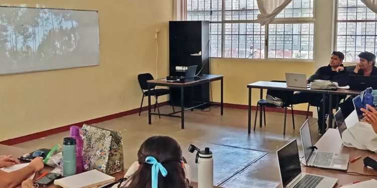 La institución dispone de 50 espacios en la licenciatura en Educación Primaria y 40 en Educación Física.