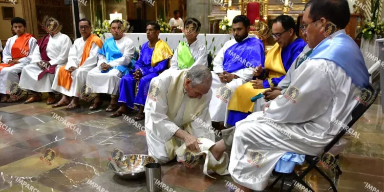 Foto: Rubén Morales // La misa del Jueves Santo congregó a cientos de feligreses que recordaron la Última Cena de Jesús.