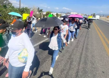Foto: Redes sociales // La movilización de padres de familia en demanda de un predio para una escuela en Valle del Lago, Tlacolula.