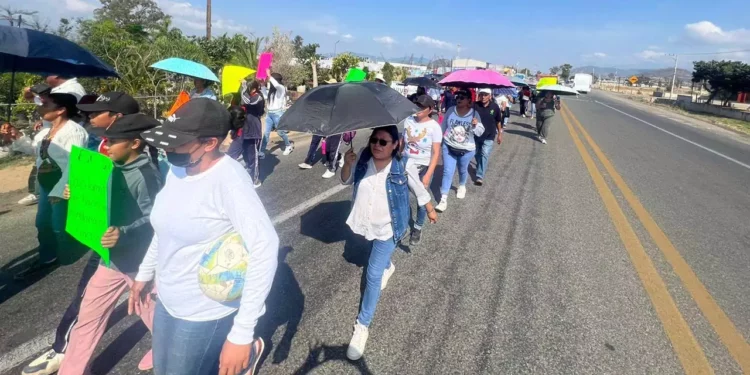 Foto: Redes sociales // La movilización de padres de familia en demanda de un predio para una escuela en Valle del Lago, Tlacolula.