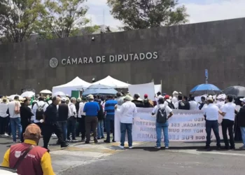 Foto: Jubilados de la CFE // La protesta de jubilados de la CFE ante la Cámara de Diputados.