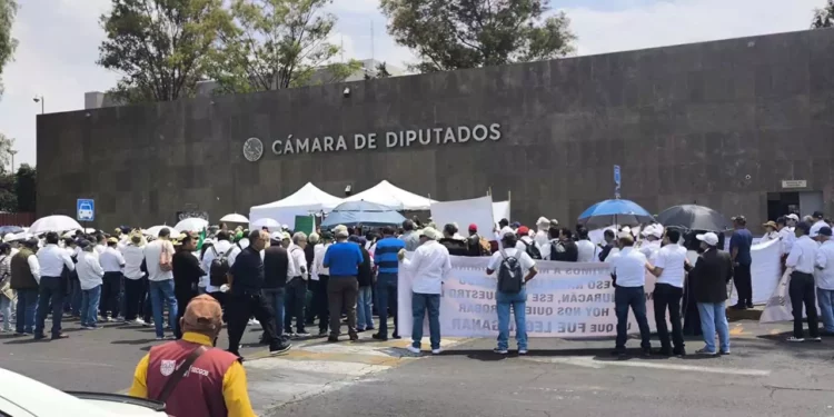 Foto: Jubilados de la CFE // La protesta de jubilados de la CFE ante la Cámara de Diputados.