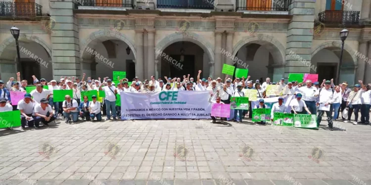 Foto: Adrián Gaytán // La protesta de jubilados y pensionados de la CFE en la ciudad de Oaxaca.