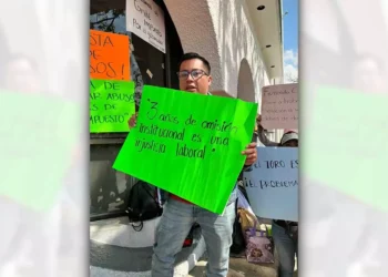 Foto: redes sociales // La protesta de trabajadores de la UTVCO frente a oficinas de la SEP.