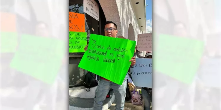 Foto: redes sociales // La protesta de trabajadores de la UTVCO frente a oficinas de la SEP.