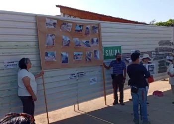 Foto: redes sociales // La protesta de vecinos de la colonia Reforma por anomalías en la construcción de plaza Parque Oaxaca.
