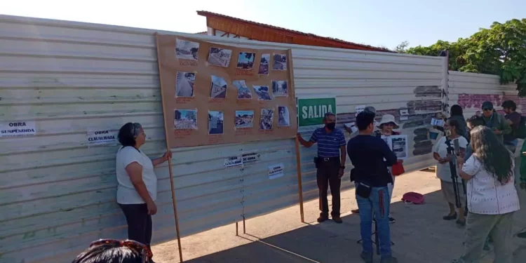 Foto: redes sociales // La protesta de vecinos de la colonia Reforma por anomalías en la construcción de plaza Parque Oaxaca.