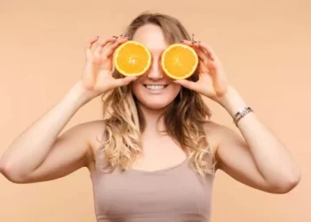 La vitamina C es elegida por sus beneficios para iluminar la piel, reducir manchas y mejorar su apariencia.