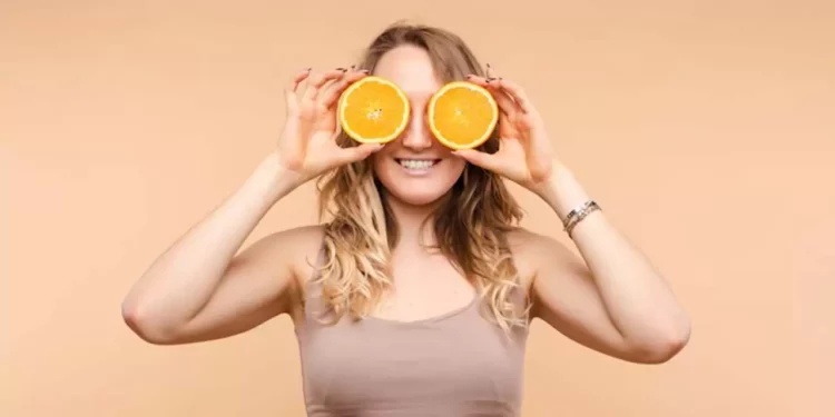 La vitamina C es elegida por sus beneficios para iluminar la piel, reducir manchas y mejorar su apariencia.