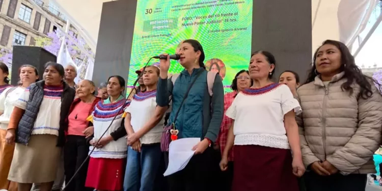 Las mujeres se manifestaron afuera de la sede de la Corte, representadas por la abogada de su comunidad, Argelia Betanzos.