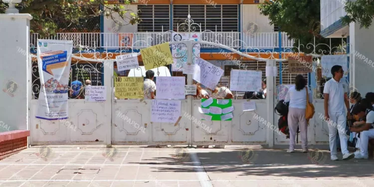 Fotos: Adrián Gaytán // Los manifestantes exigieron plazas suficientes y dignas para la totalidad de los alumnos aspirantes al internado