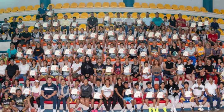 Más de 50 jóvenes talentos, la mayoría pertenecientes al club Talentos de Huajuapan, fueron atendidos por el Coach Raguá.