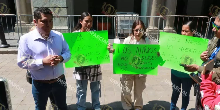 Foto: Adrián Gaytán // Marchan en María Lombardo; exigen castigo a agresor de estudiantes.