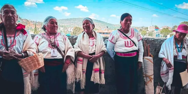 Más de 300 artesanas y artesanos del distrito de Tlaxiaco participaron en la jornada de registro.