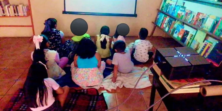 Niñas y niños de Santiago Huajolotitlán participaron en el taller “En Primavera la Biblioteca te Espera 2026”