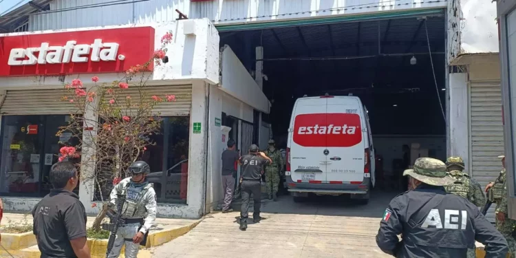Foto: cortesía // Operativo en empresas de paquetería para prevenir el traslado de artículos prohibidos.