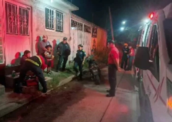 Paramédicos de Bomberos brindan atención prehospitalaria a la menor.