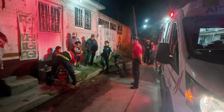 Paramédicos de Bomberos brindan atención prehospitalaria a la menor.
