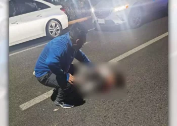 Paramédicos y policías municipales atendieron el siniestro que dejó dos lesionados y una motocicleta destrozada en Huajuapan.
