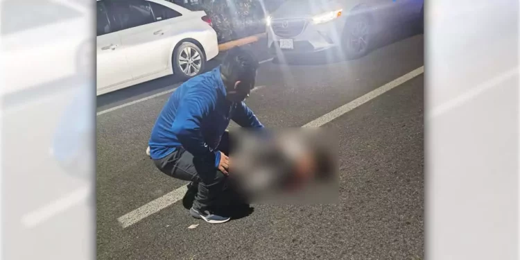 Paramédicos y policías municipales atendieron el siniestro que dejó dos lesionados y una motocicleta destrozada en Huajuapan.