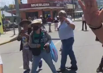 VIDEO | ¡Callar a golpes! Agreden nuevamente a reportero en bloqueo y desatan alerta por censura en Oaxaca