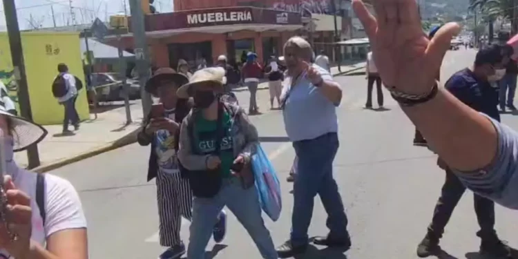 VIDEO | ¡Callar a golpes! Agreden nuevamente a reportero en bloqueo y desatan alerta por censura en Oaxaca