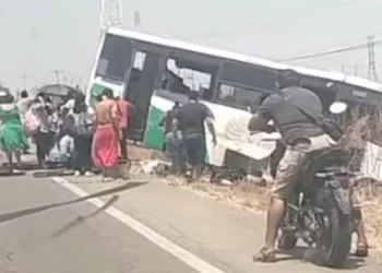 ¡Muerte en la carretera! Autobús fuera de control y aplasta a una mujer en el Istmo