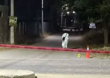 Peritos de la Fiscalía procesaron el área de Rancho Quemado, donde localizaron indicios balísticos y una motocicleta vinculada a las víctimas.