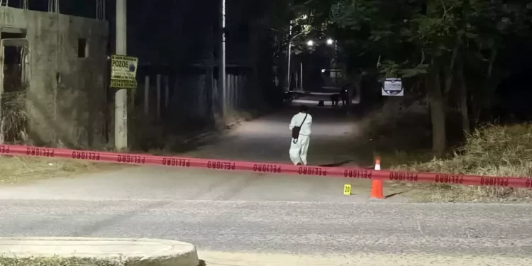 Peritos de la Fiscalía procesaron el área de Rancho Quemado, donde localizaron indicios balísticos y una motocicleta vinculada a las víctimas.