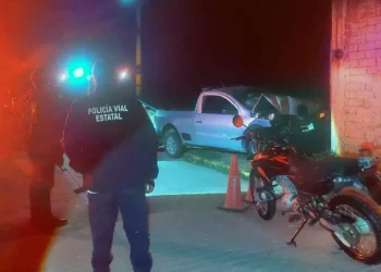 Personal de la Policía Vial Estatal ordenó el traslado del vehículo gris al depósito oficial para los trámites de ley.