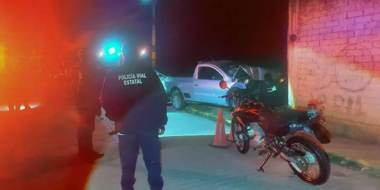 Personal de la Policía Vial Estatal ordenó el traslado del vehículo gris al depósito oficial para los trámites de ley.
