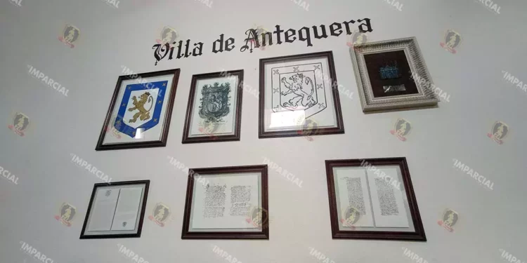 Foto: Lisbeth Mejía Reyes // Parte de la historia, así como su escudo y otros reconocimientos de la ciudad actual se exhiben en el salón Ex Presidentes del palacio municipal.