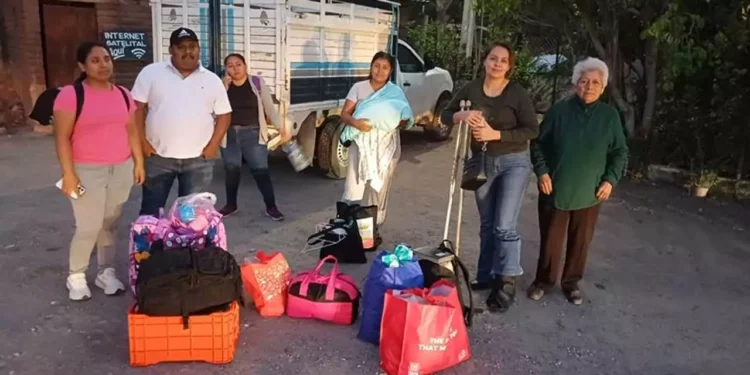 Foto: redes sociales // Pasajeros que fueron abandonados a su suerte por urban de la línea Salinacrucense.