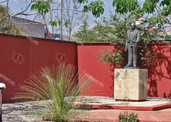 Foto: Lisbeth Mejía // Personajes ilustres con monumentos deteriorados que deben convivir con estacionamientos.