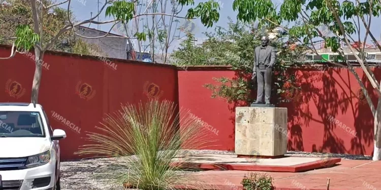 Foto: Lisbeth Mejía // Personajes ilustres con monumentos deteriorados que deben convivir con estacionamientos.