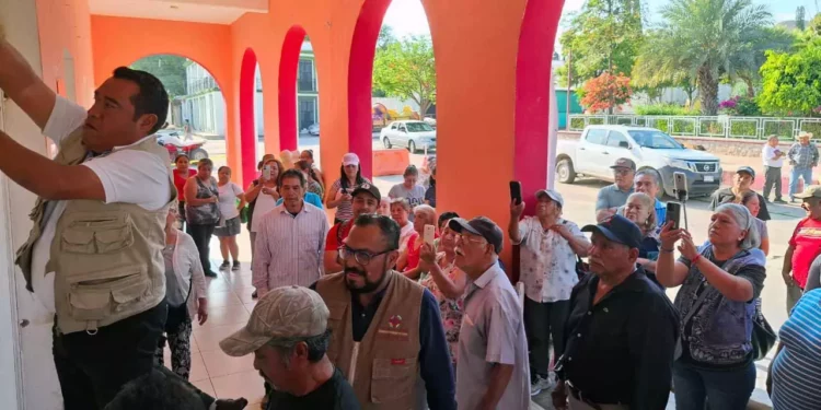 Personal de la Secretaría de Gobierno colocó sellos en el inmueble como parte del seguimiento al conflicto.