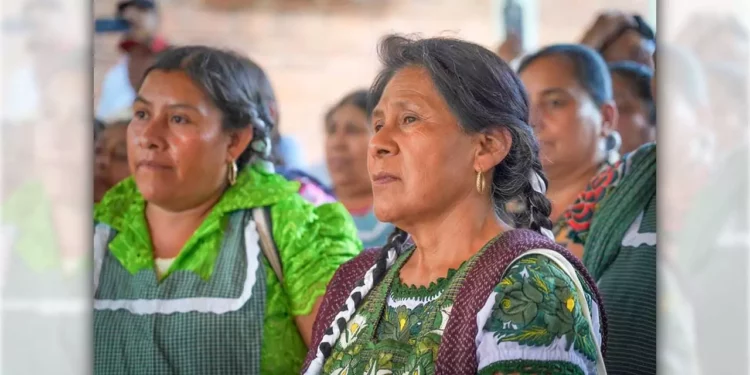 Foto: Conagua // Población beneficiada en Magdalena Teitipac.