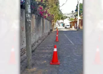 Foto: Redes sociales // “Privatización” de las calles de Xochimilco por parte del Blaise Pascal.