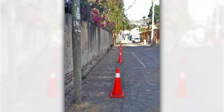 Foto: Redes sociales // “Privatización” de las calles de Xochimilco por parte del Blaise Pascal.