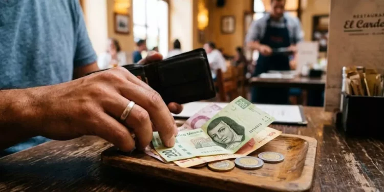 ¿La propina es obligatoria? Profeco lanza advertencia y revela multas de hasta 3 mdp