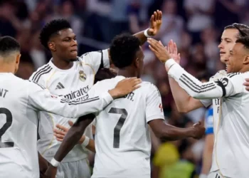 Mbappé y Vinicius mantienen al Real Madrid en la lucha por LaLiga tras vencer al Alavés