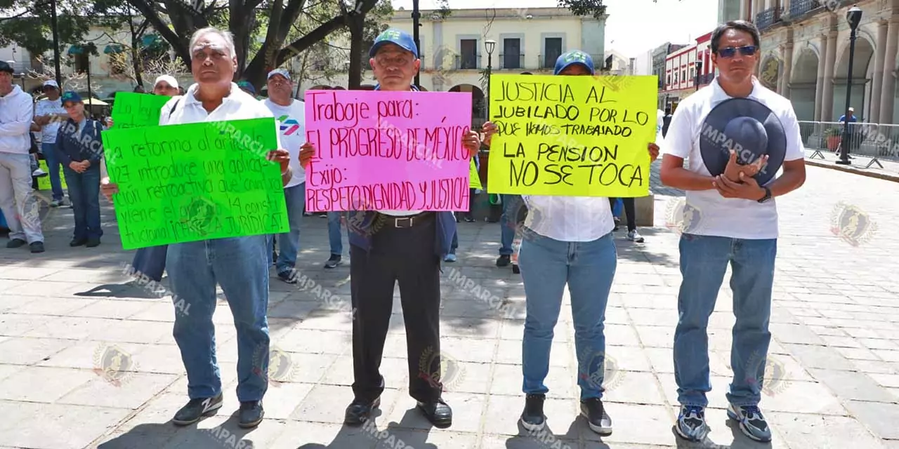 Foto: Adrián Gaytán // Rechazan ex trabajadores de la CFE imposición de ley contra las “pensiones doradas”; arguyen que afectan derechos adquiridos.