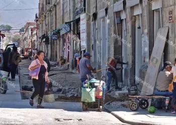 Foto: Lisbeth Mejía // Reiniciaron las obras de Oaxaca Camina en la calle 20 de Noviembre.