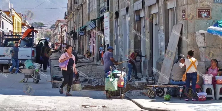 Foto: Lisbeth Mejía // Reiniciaron las obras de Oaxaca Camina en la calle 20 de Noviembre.