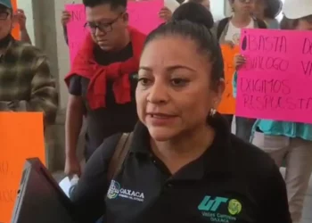 Inician paro de labores en UTVCO; protestan en Palacio de Gobierno