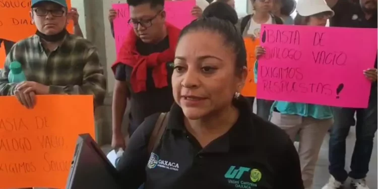 Inician paro de labores en UTVCO; protestan en Palacio de Gobierno