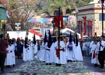 Fotos: cortesía // Un elaborado, colorido tapete artesanal realizado para la Procesión en Jalatlaco.