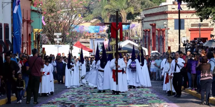 Fotos: cortesía // Un elaborado, colorido tapete artesanal realizado para la Procesión en Jalatlaco.