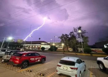 Foto: redes sociales // Un relámpago surcó el cielo de Oaxaca durante la tormenta del jueves.
